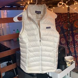 PATAGONIA white vest!!!